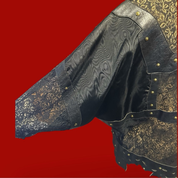 121 - Unique Top - Picture 4 of 10